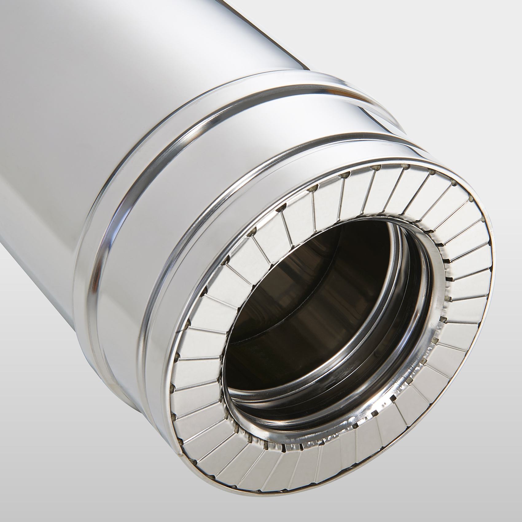 Zoom sur un conduit de la gamme DUOTEN, composé d'une paroi intérieure en inox 316 et d'une paroi extérieure en inox 304