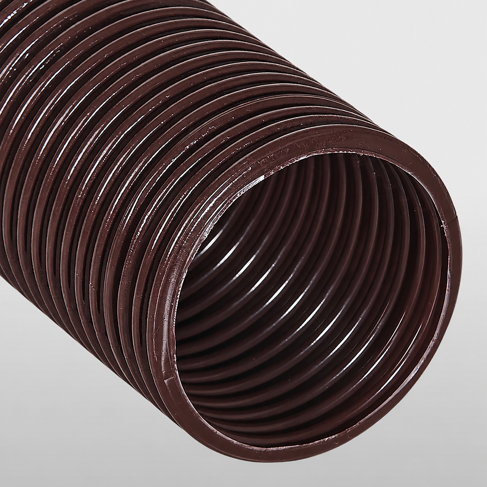 Zoom sur un tubage flexible PVDF (polyfluorure de vinylidène) marron