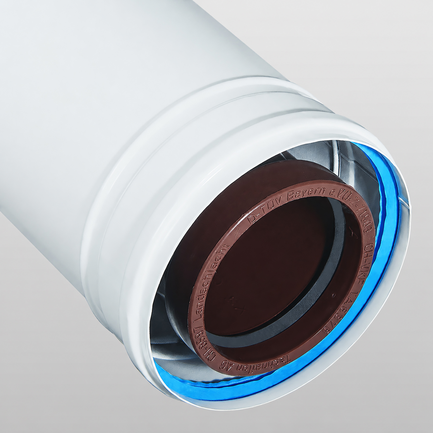 Zoom sur un conduit de la gamme PVDF/ALU, composé d'une paroi intérieure en polyfluorure de vinylidène marron et d'une paroi extérieure en aluminium laqué blanc