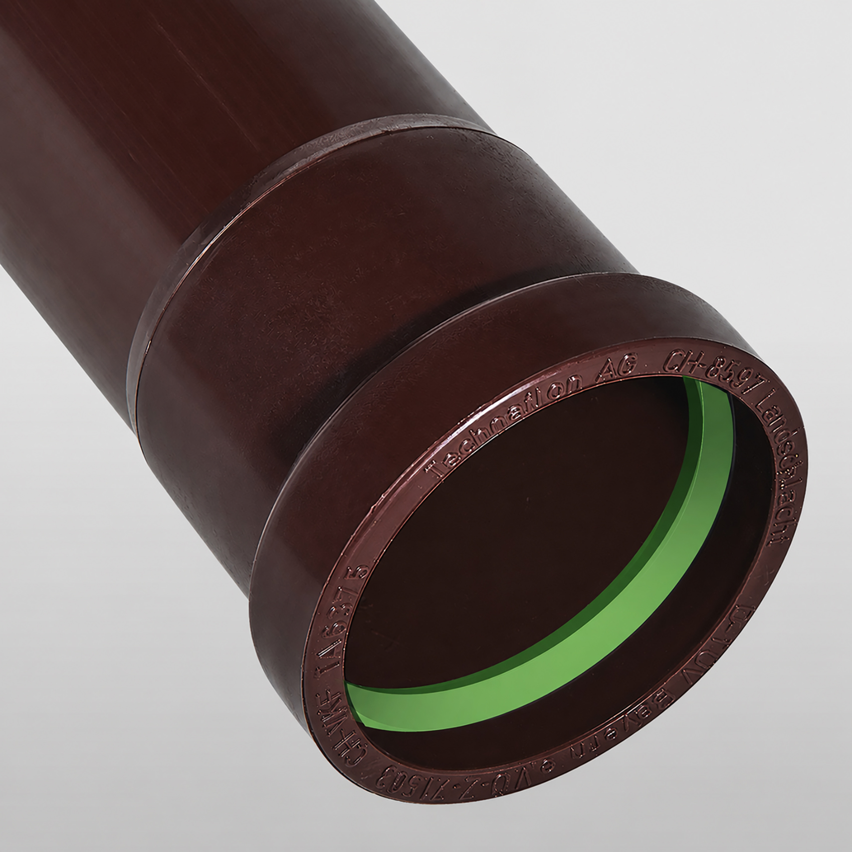 Zoom sur un tuyau en PVDF (polyfluorure de vinylidène) marron